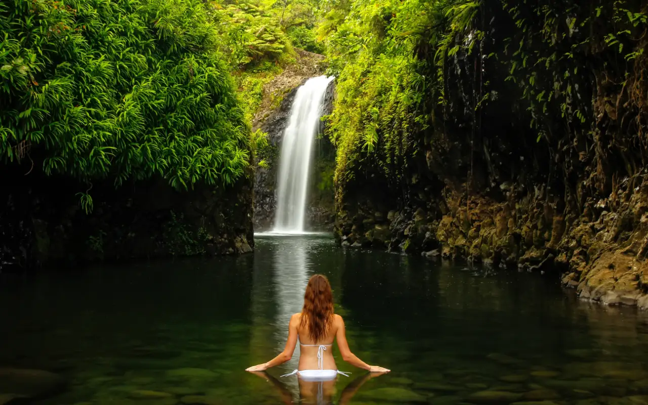 Tropical paradise scenery in Fiji with crystal-clear turquoise waters, lush greenery, and sandy beaches