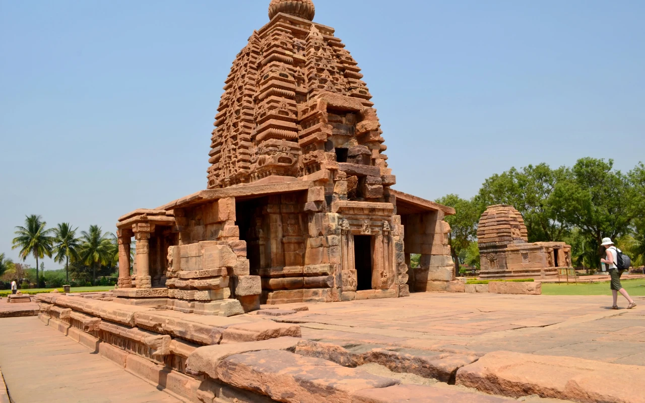 Visit the Kashi Vishwanath Temple: A Sacred Hindu Shrine in Varanasi