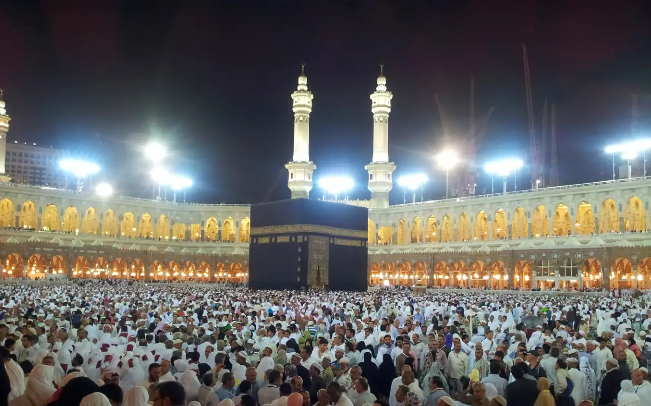 Panoramic view of Mecca, Saudi Arabia, showcasing the Kaaba and surrounding skyscrapers.