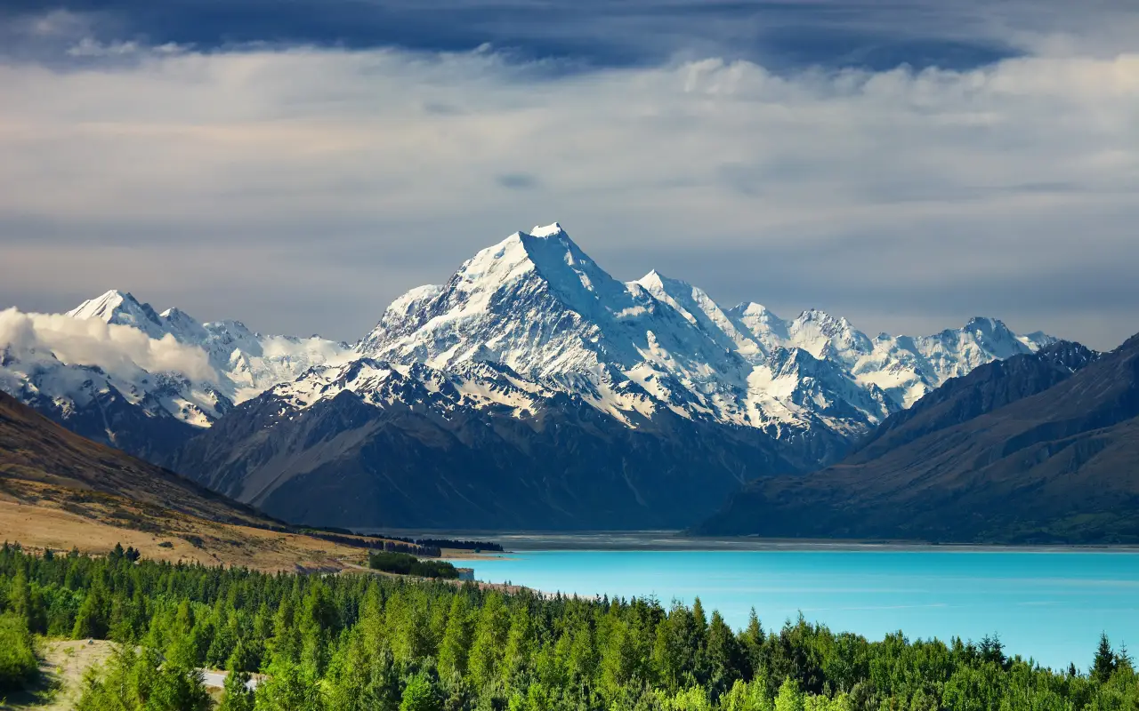 Snow-capped mountains in New Zealand with a turquoise lake