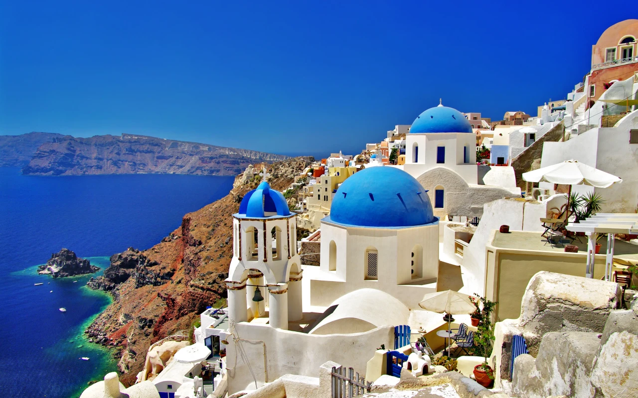 Visit Santorini: A Picturesque Greek Island