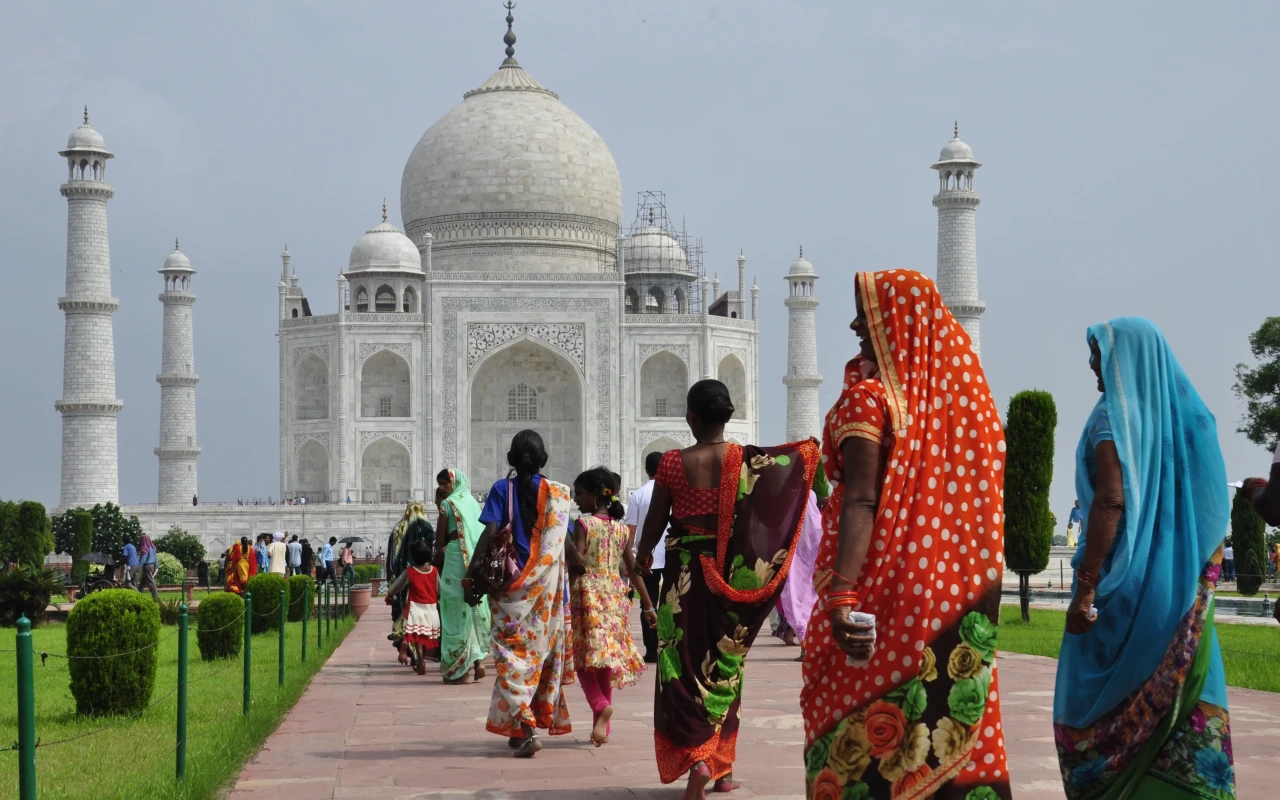 Stunning view of the iconic Taj Mahal at sunset in Agra, India