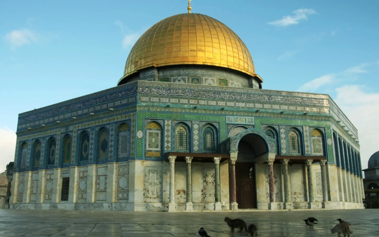 Visit the Temple Mount (Al-Aqsa Mosque and Dome of the Rock): A Sacred Site in Jerusalem