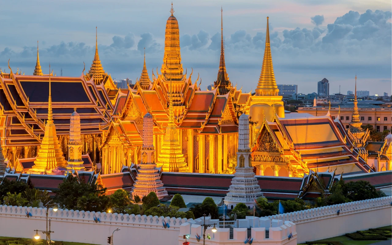 Visit Wat Phra Kaew (Temple of the Emerald Buddha): A Royal Thai Landmark