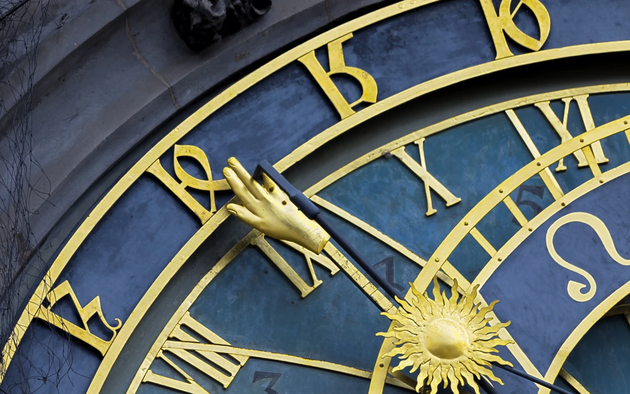 Tourists admiring the Prague astronomical clock, the best time to visit