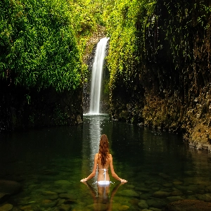 Tropical paradise scenery in Fiji with crystal-clear turquoise waters, lush greenery, and sandy beaches