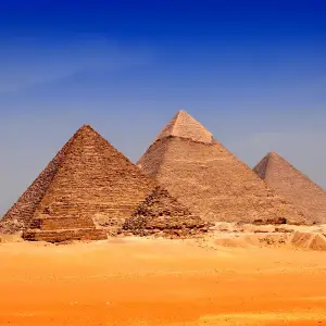 Alt tag: Stunning view of the Great Pyramid of Giza in Egypt at sunset
