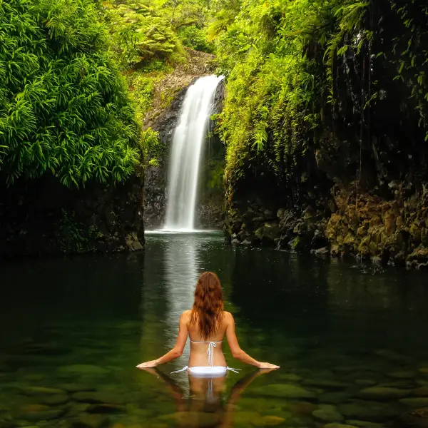 Tropical paradise scenery in Fiji with crystal-clear turquoise waters, lush greenery, and sandy beaches