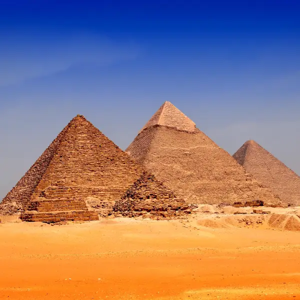 Alt tag: Stunning view of the Great Pyramid of Giza in Egypt at sunset