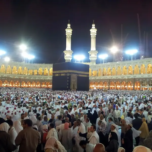 Panoramic view of Mecca, Saudi Arabia, showcasing the Kaaba and surrounding skyscrapers.